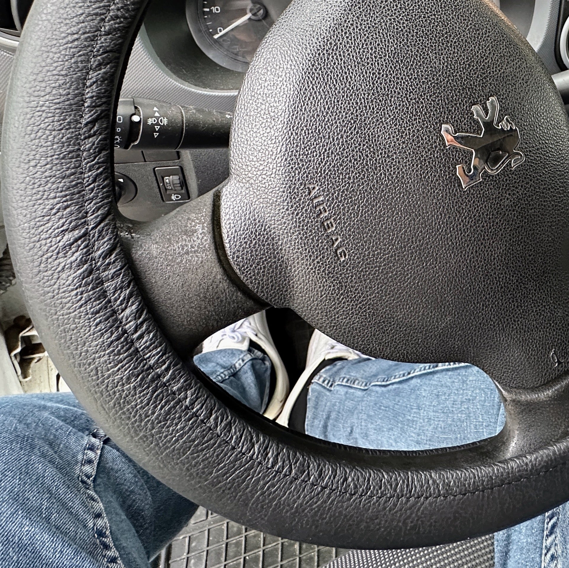 Fekete bőr kormányvédő