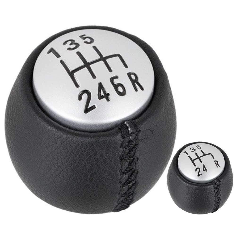 Fekete, bőrözött 5 és 6 sebességes Alfa Romeo váltógomb. Ezüst színű számlappal.