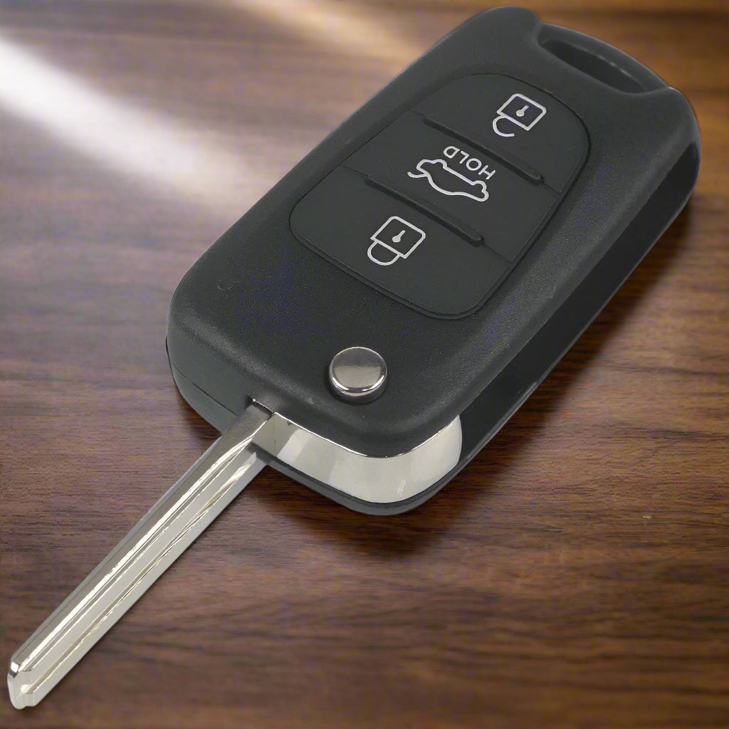 Fekete színű, 3 gombos Kia kulcs, bicskakulcs.