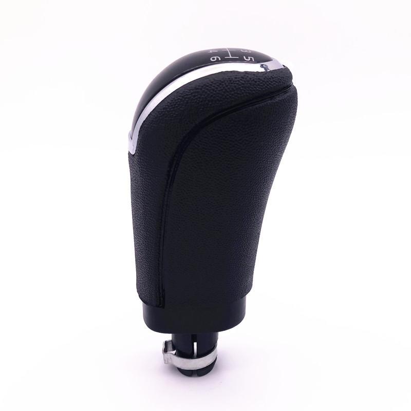 Fekete, 6 sebességes Mercedes váltógomb. 6 fokozatos fekete számlappal, króm számlapkerettel.