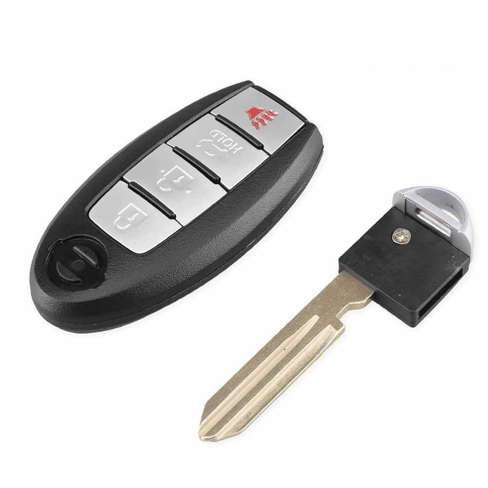Fekete színű, 4 gombos Nissan kulcsház ezüst színű gombokkal.