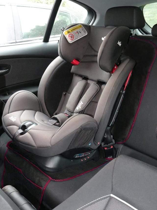 gyerekülés alá fekete kárpitvédő praktikus tárolóval