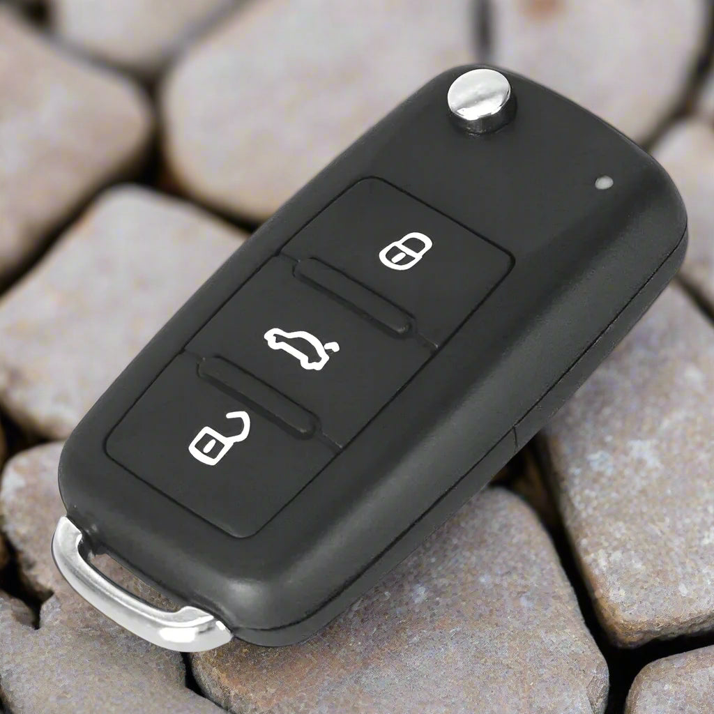 Fekete színű, 3 gombos VW bicskakulcs, kulcsház. Fehér mintával.
