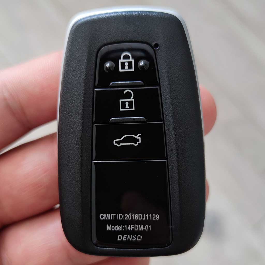 Fekete színű, 3 gombos Toyota kulcs, kulcsház.