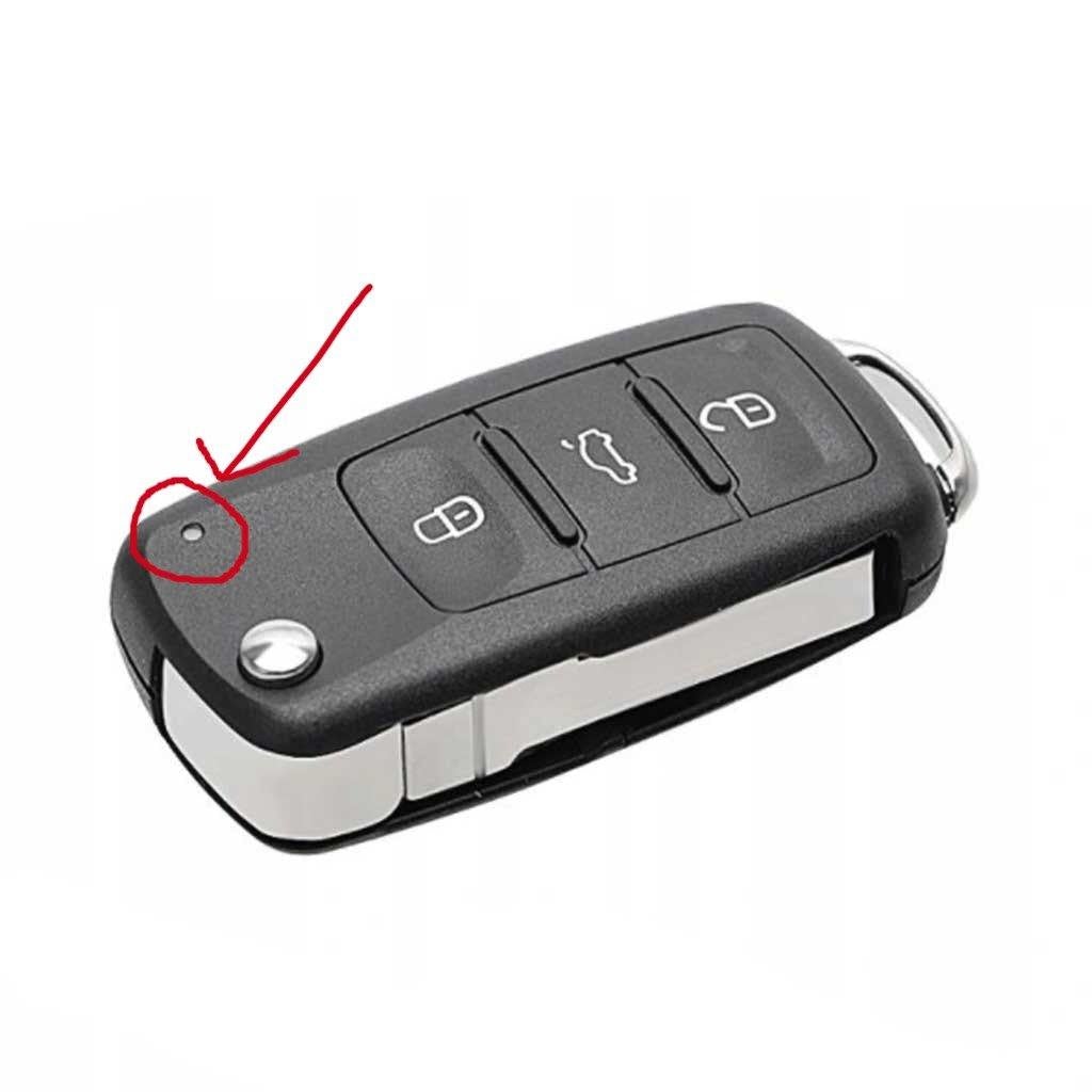 Fekete színű, 3 gombos VW bicskakulcs, kulcsház. Fehér mintás gombokkal.