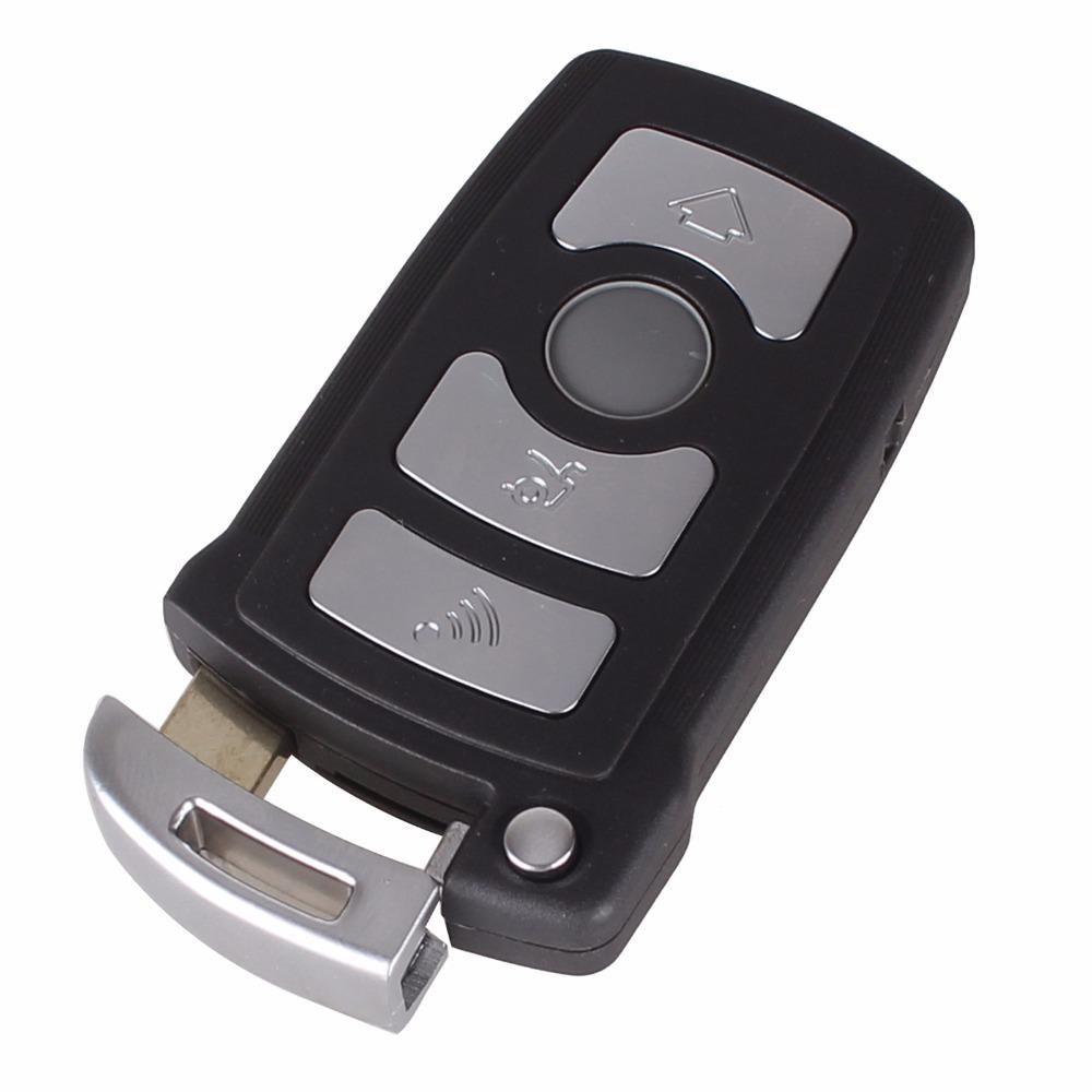 Fekete színű, 4 gombos BMW bedugós kulcs, kulcsház ezüst színű gombokkal.