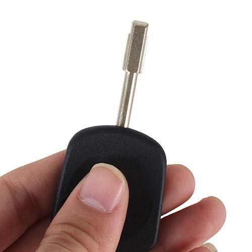 Fekete színű, 3 gombos Ford kulcs, kulcsház. Nyers HU101 nuzogány kulcsszárral.