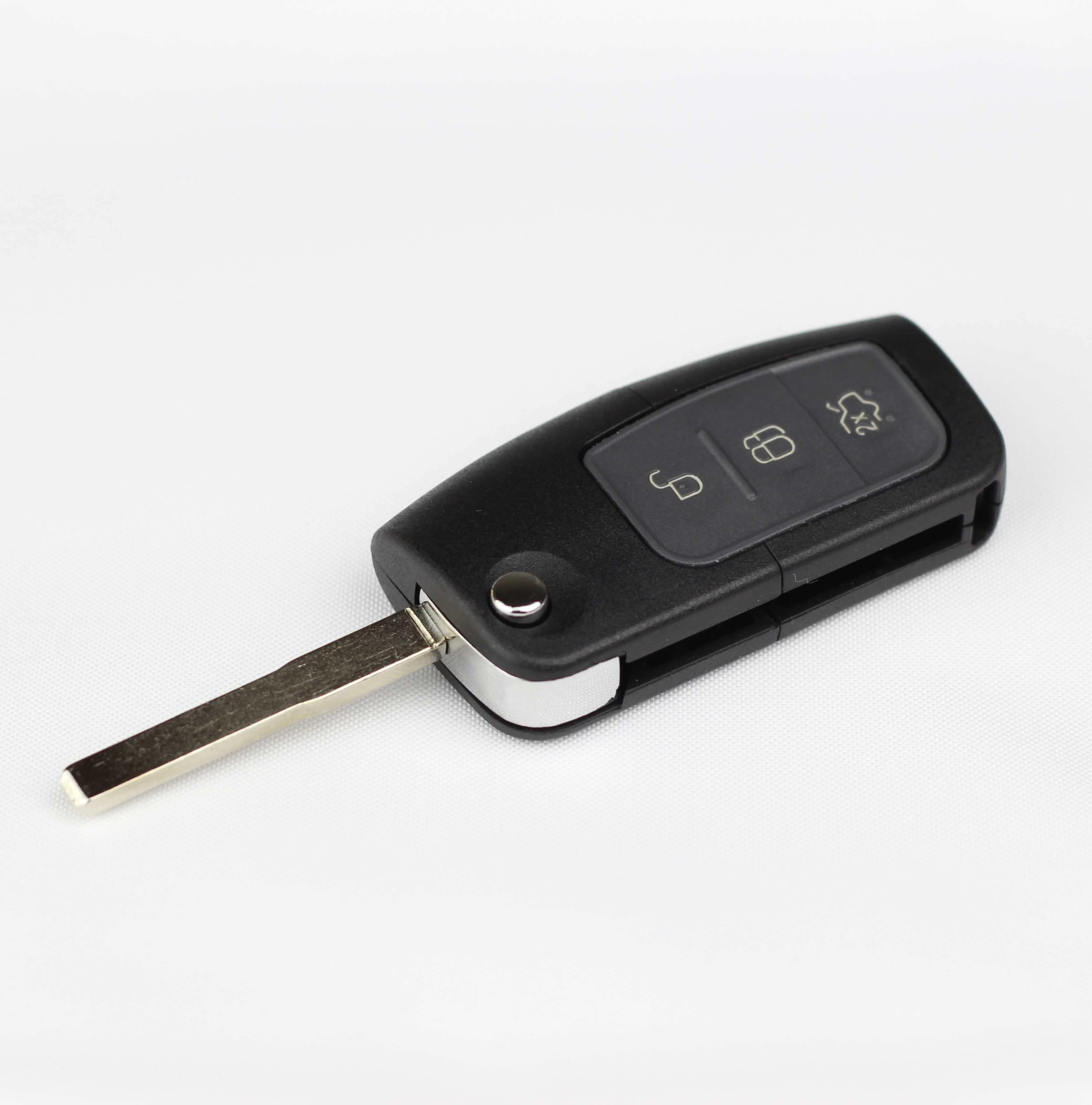 Fekete színű, 3 gombos Ford kulcs, bicskakulcs HU101 kulcsszárral.