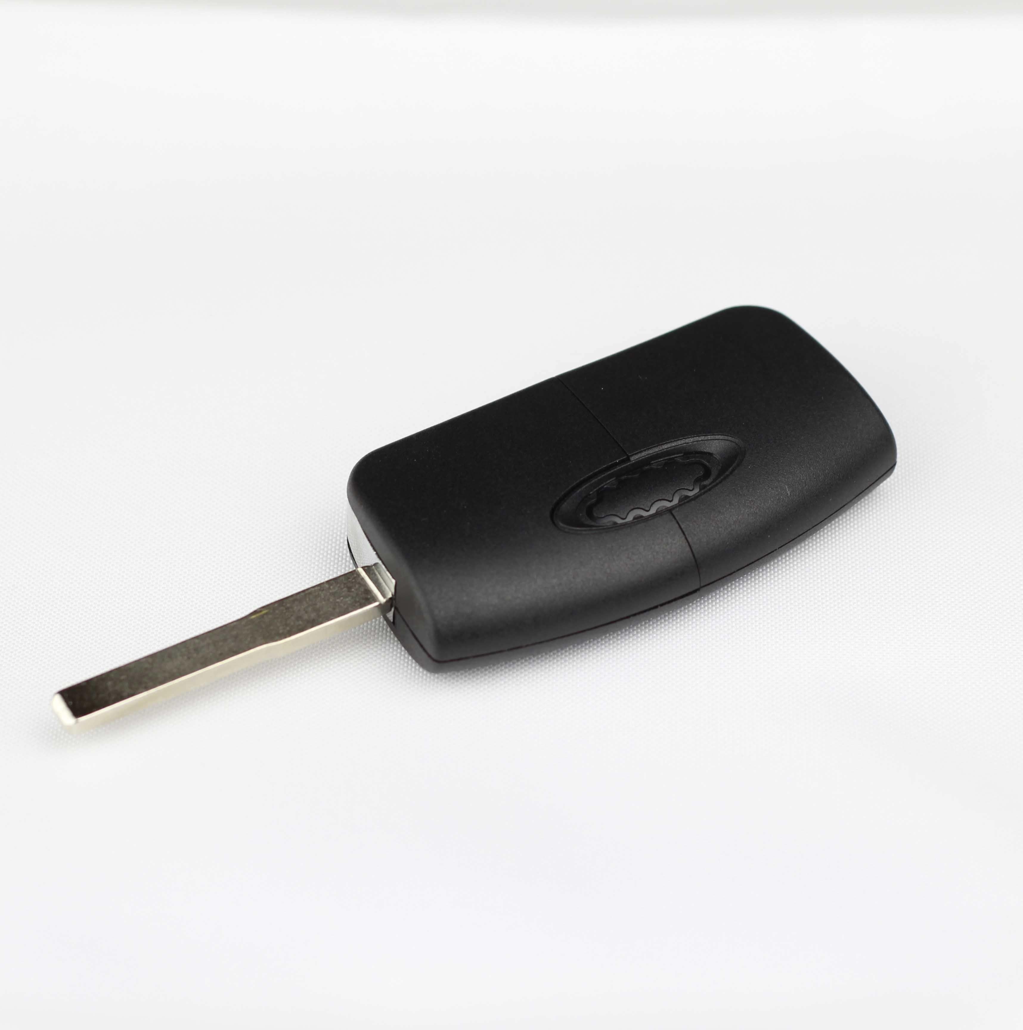 Fekete színű, 3 gombos Ford kulcs, bicskakulcs hátulja. HU101 kulcsszárral.