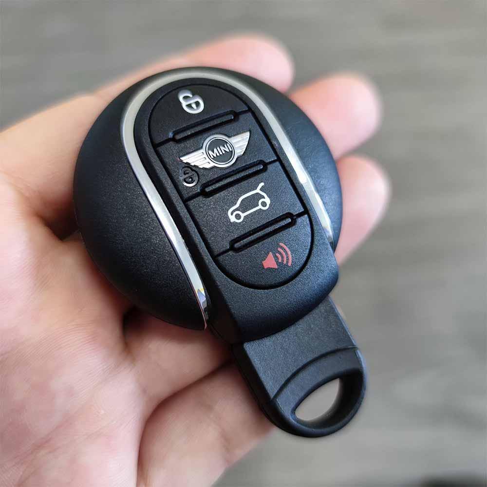 Fekete színű, 4 gombos Mini Cooper kulcs, kulcsház króm díszítéssel. Fehér és piros színű gombokkal.