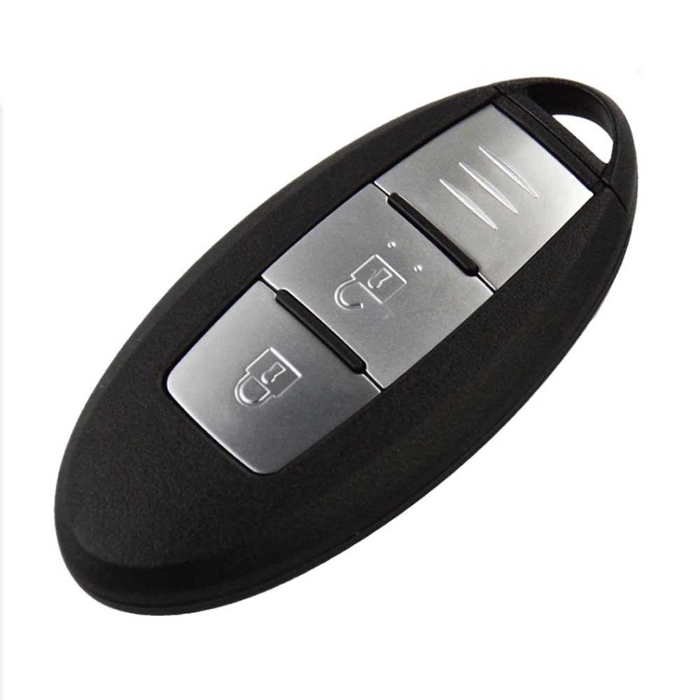 Fekete színű, 3 gombos Nissan kulcs, kulcsház ezüst színű gombokkal.
