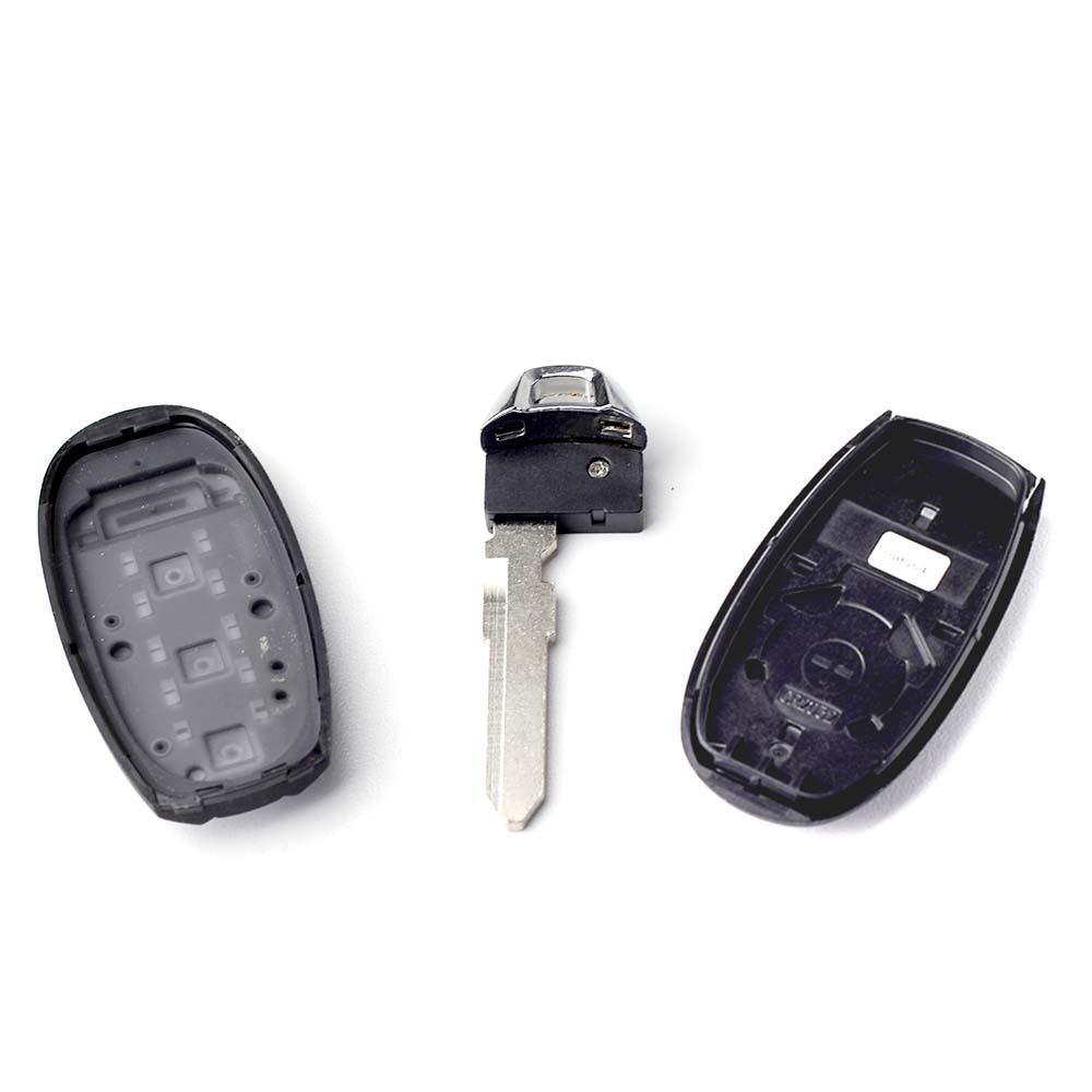 Fekete színű, 2 gombos Suzuki kulcs, kulcsház és kulcsszár.